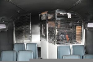 photo intérieure du bus, où l'on voit des sièges et un fond crâmé